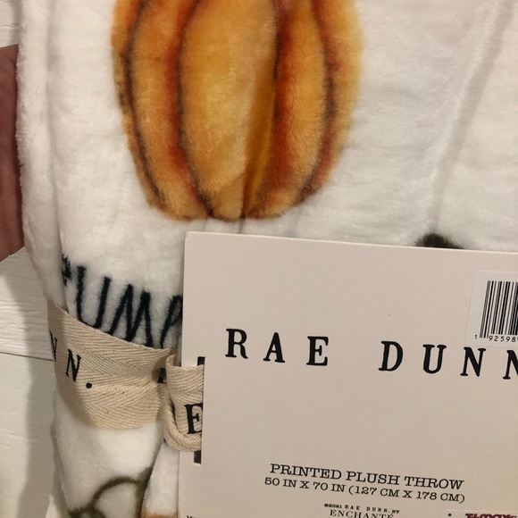 NWT’s RAE DUNN PLUSH THROW BLANKET - Picture 2 of 4
